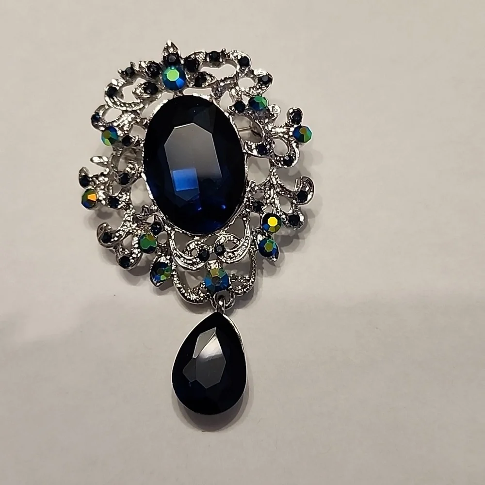 Brooch - Picture 1 of 2